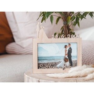 Dřevěný svatební fotorámeček s datem a jménem - 10x15 cm